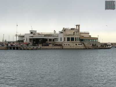Il Barion, posto all'estremit� del molo San Nicola, � sede del circolo canottieri di Bari. Fu fatto costruire dal Comune tra il 1932 e il 1935 